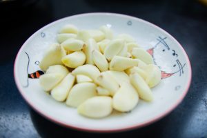 garlic in white ceramic plate 750948