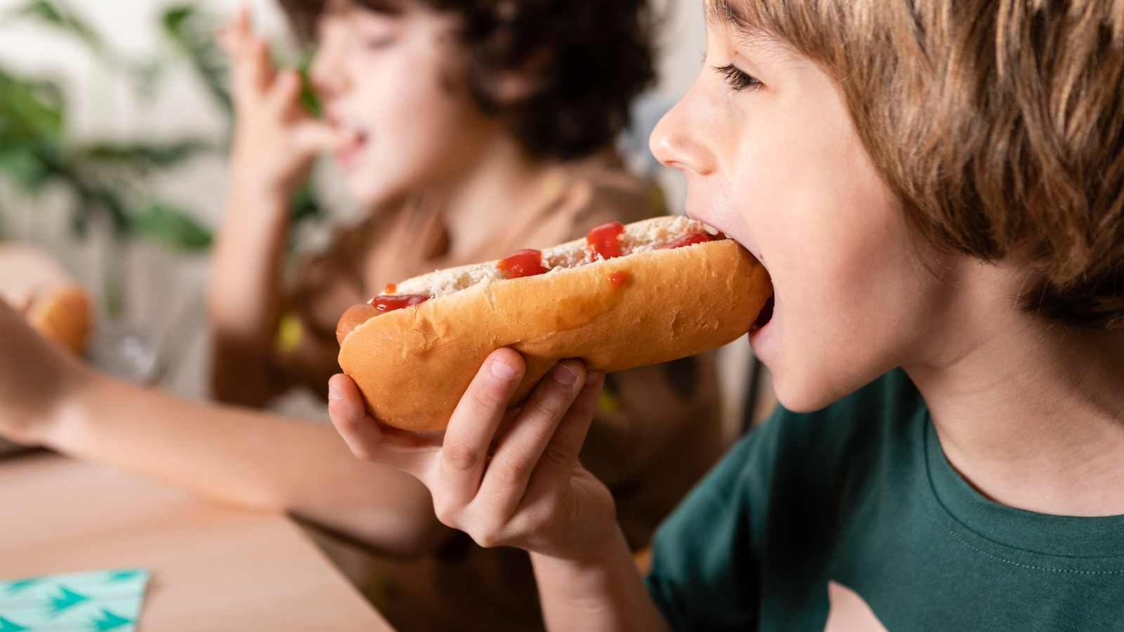 kids eating hot dog