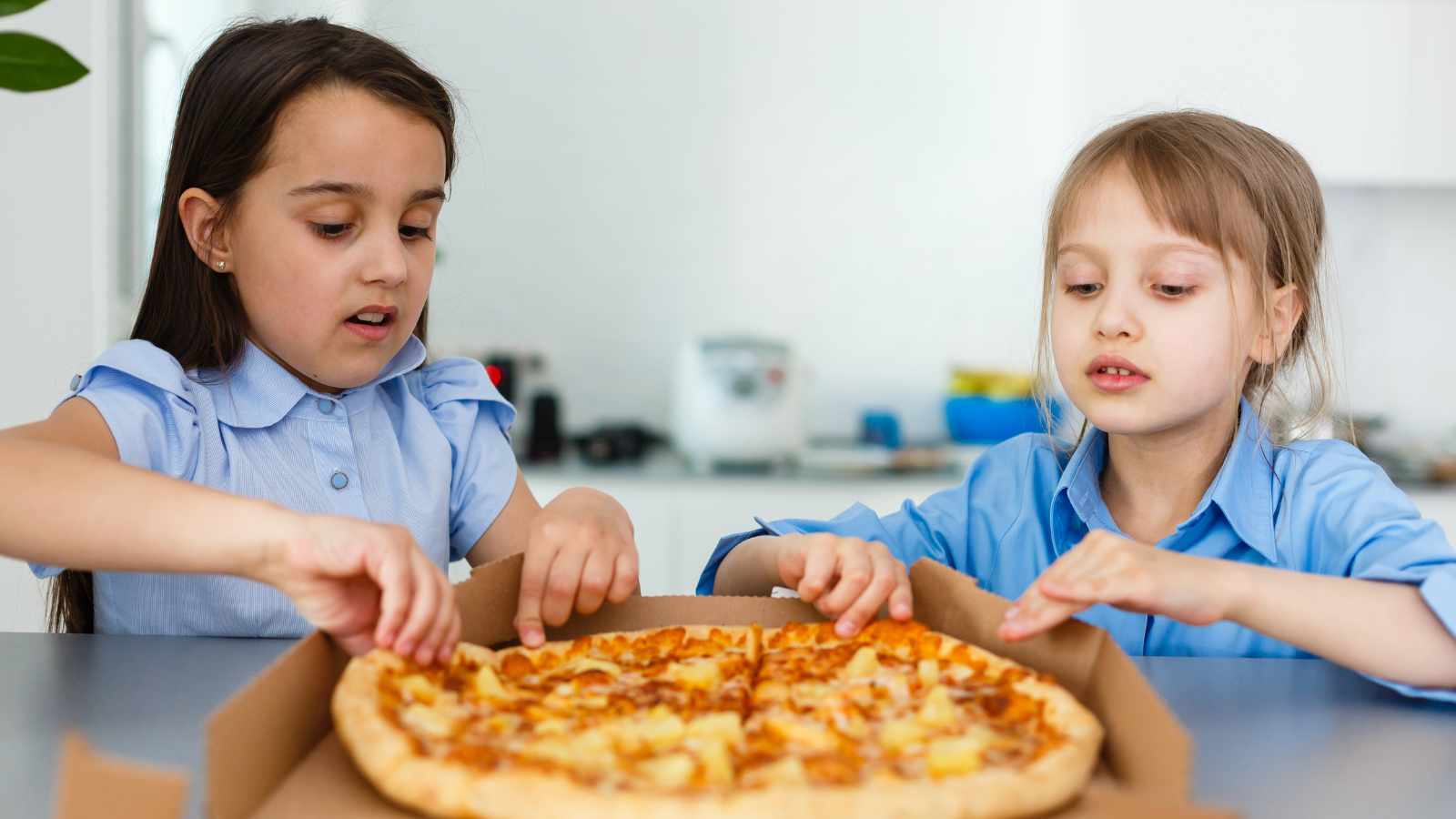 Children eating pizza